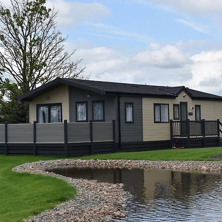 Green Meadows Country Park Hotel Harker Bagian luar foto