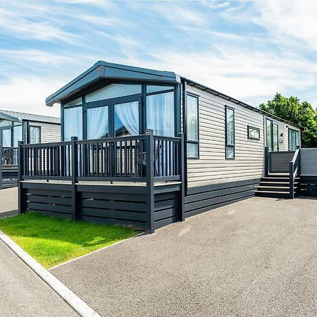 Green Meadows Country Park Hotel Harker Bagian luar foto