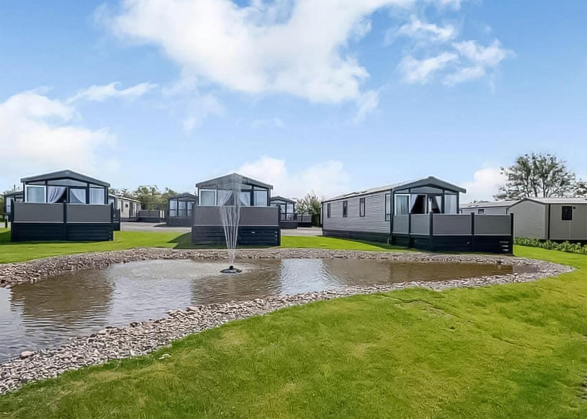 Green Meadows Country Park Hotel Harker Bagian luar foto