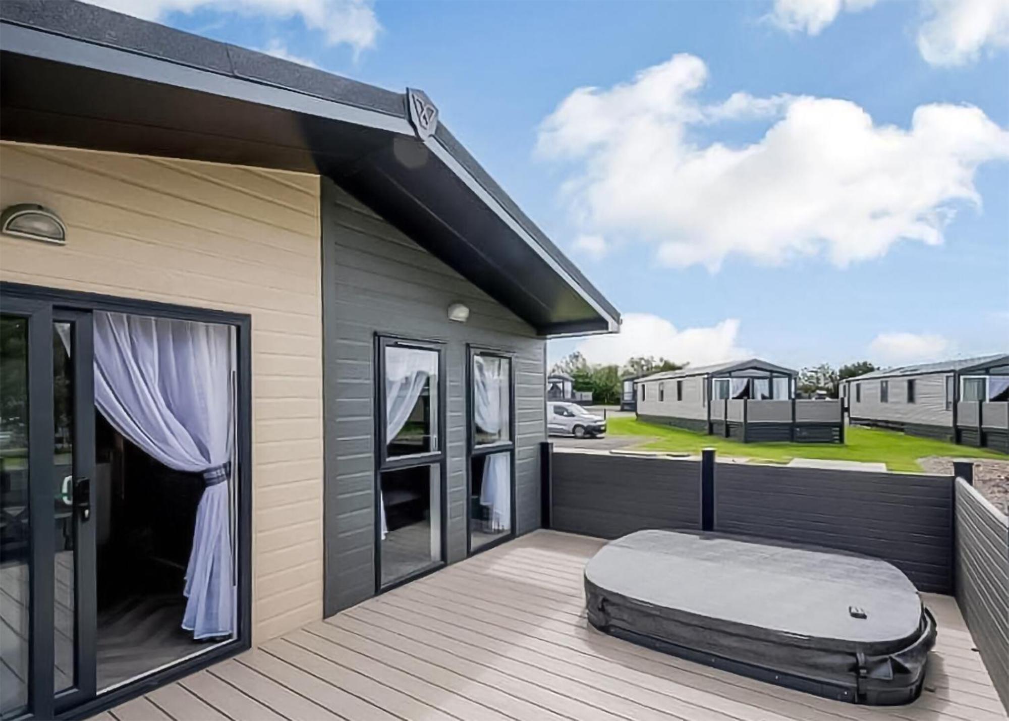 Green Meadows Country Park Hotel Harker Bagian luar foto