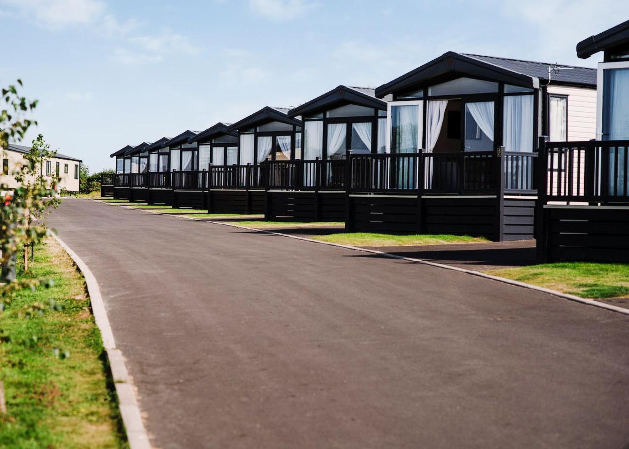 Green Meadows Country Park Hotel Harker Bagian luar foto