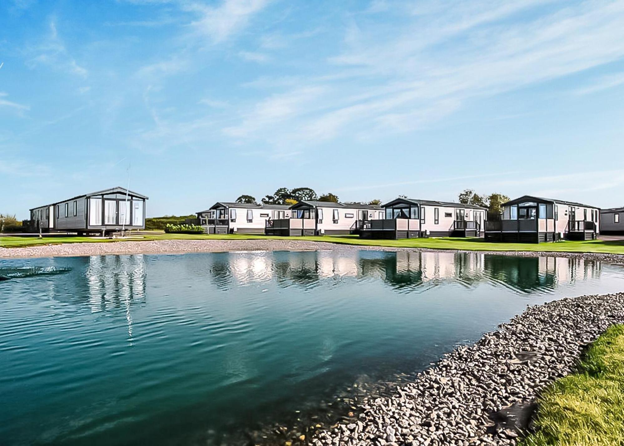 Green Meadows Country Park Hotel Harker Bagian luar foto